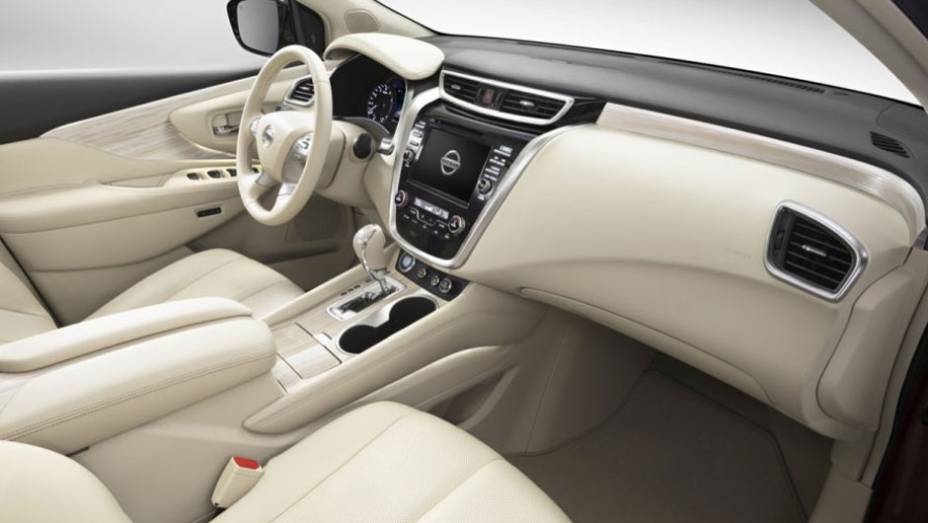 O interior do modelo é totalmente novo | <a href="https://gutenberg.quatrorodas.abril.com.br/noticias/fabricantes/nissan-murano-2015-sera-mostrado-nova-york-779763.shtml" rel="migration">Leia mais</a>