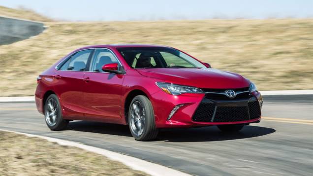 A versão esportiva XSE tem um design mais chamativo, com peças pintadas de preto brilhante no lugar do acabamento cromado e lanternas fumê | <a href="https://gutenberg.quatrorodas.abril.com.br/noticias/saloes/new-york-2014/toyota-mostra-novo-camry-779950.shtml" rel="migration">Leia</a> A versão esportiva XSE tem um design mais chamativo, com peças pintadas de preto brilhante no lugar do acabamento cromado e lanternas fumê | <a href="https://gutenberg.quatrorodas.abril.com.br/noticias/saloes/new-york-2014/toyota-mostra-novo-camry-779950.shtml" rel="migration">Leia</a>