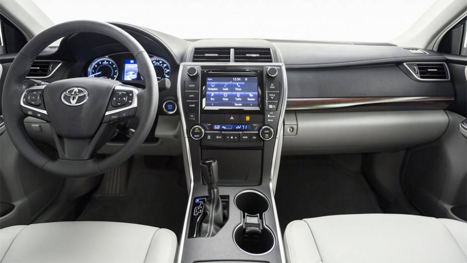 Detalhes do interior | <a href="https://gutenberg.quatrorodas.abril.com.br/noticias/saloes/new-york-2014/toyota-mostra-novo-camry-779950.shtml" rel="migration">Leia mais</a>