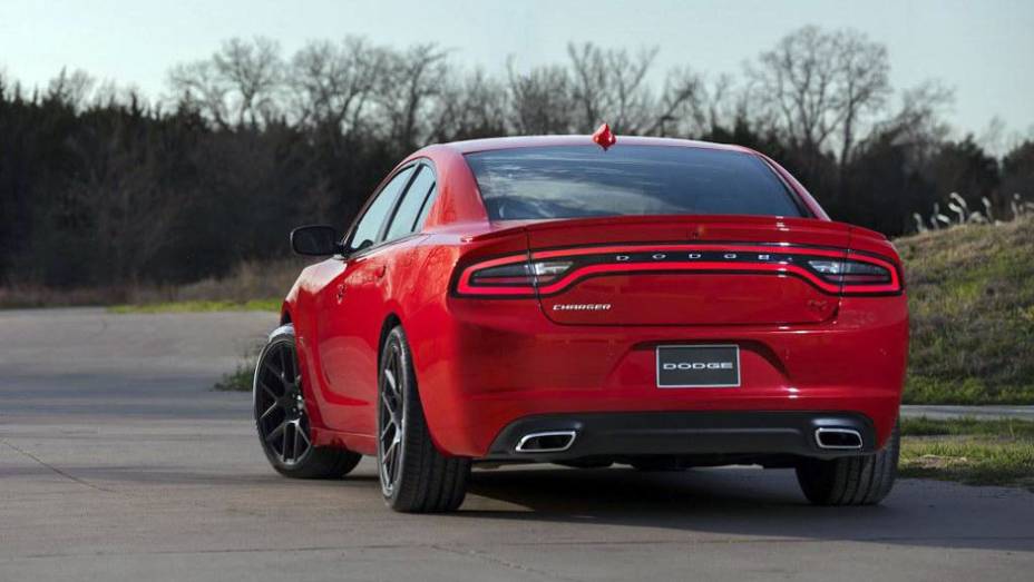 Modelo começará a ser vendido no final de 2014 | <a href="https://gutenberg.quatrorodas.abril.com.br/noticias/saloes/new-york-2014/dodge-mostra-charger-2015-nova-york-780063.shtml" rel="migration">Leia mais</a>