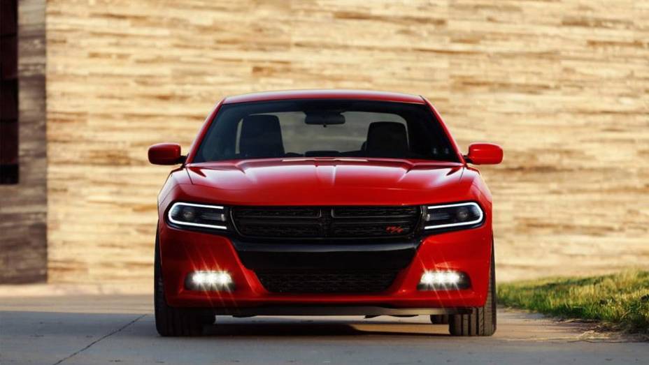 A reestilização significativa da Dodge feita no Charger começa com um painel frontal inspirado no Dart, combinado com uma grade mais estreita e faróis mais arredondados | <a href="https://gutenberg.quatrorodas.abril.com.br/noticias/saloes/new-york-2014/dodge-mostra-" rel="migration"></a>