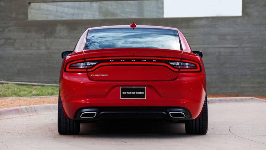 Há também um novo spoiler de três peças no modelo, que vem de série na variante R/T | <a href="https://gutenberg.quatrorodas.abril.com.br/noticias/saloes/new-york-2014/dodge-mostra-charger-2015-nova-york-780063.shtml" rel="migration">Leia mais</a>