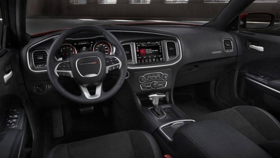 A Dodge também oferece novas pinturas e esquemas para o interior da cabine | <a href="https://gutenberg.quatrorodas.abril.com.br/noticias/saloes/new-york-2014/dodge-mostra-charger-2015-nova-york-780063.shtml" rel="migration">Leia mais</a>