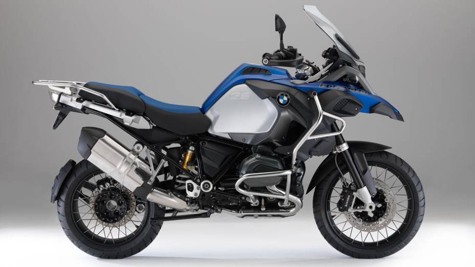 A motocicleta conta com um motor boxer de 1.170 cc, com refrigeração mista (ar e água) | <a href="https://gutenberg.quatrorodas.abril.com.br/moto/noticias/nova-bmw-r-1200-gs-adventure-chega-r-87-900-780846.shtml" rel="migration">Leia mais</a>