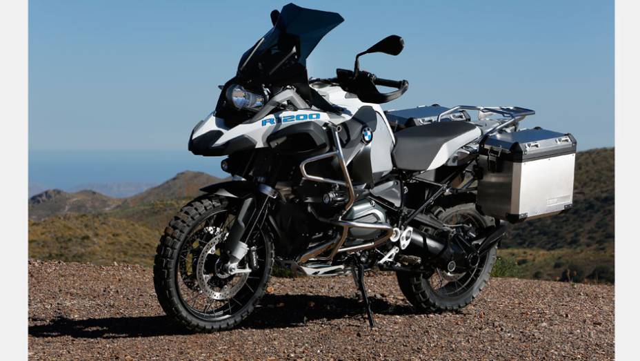 Motocicleta entrega 125 cavalos de potência e 12,5 mkgf de torque | <a href="https://gutenberg.quatrorodas.abril.com.br/moto/noticias/nova-bmw-r-1200-gs-adventure-chega-r-87-900-780846.shtml" rel="migration">Leia mais</a>