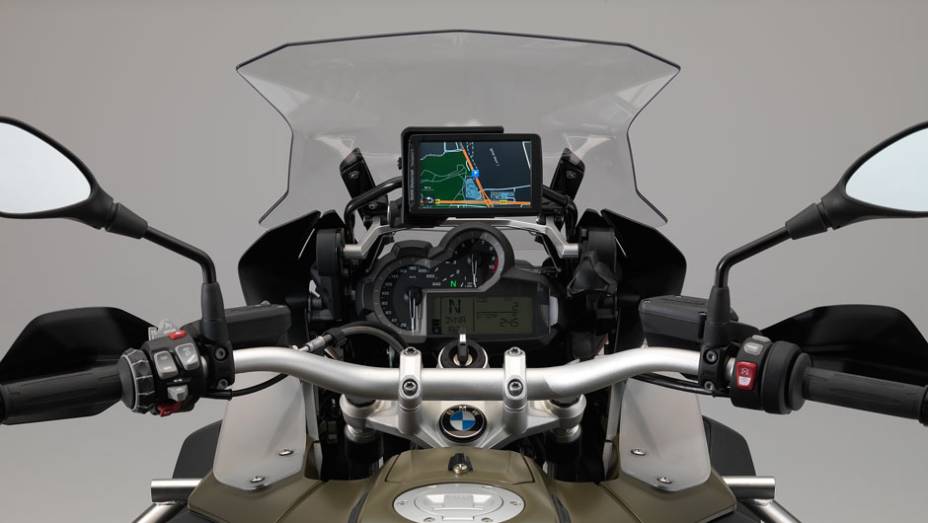 Detalhe do painel de instrumentos | <a href="https://gutenberg.quatrorodas.abril.com.br/moto/noticias/nova-bmw-r-1200-gs-adventure-chega-r-87-900-780846.shtml" rel="migration">Leia mais</a>