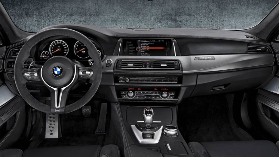 Detalhe do interior, que conta com couro Merino e Alcântara e acabamento em alumínio | <a href="https://gutenberg.quatrorodas.abril.com.br/noticias/fabricantes/bmw-revela-30-jahre-m5-edicao-especial-781848.shtml" rel="migration">Leia mais</a>