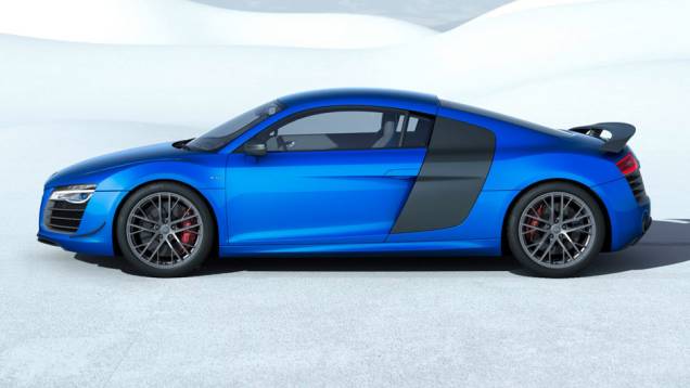 Sob o capô, o R8 LMX é equipado com motor 5.2 V10, oferecendo 562 cavalos de potência e 55 kgfm de torque | <a href="https://gutenberg.quatrorodas.abril.com.br/noticias/fabricantes/audi-apresenta-r8-lmx-782203.shtml" rel="migration">Leia mais</a> Sob o capô, o R8 LMX é equipado com motor 5.2 V10, oferecendo 562 cavalos de potência e 55 kgfm de torque | <a href="https://gutenberg.quatrorodas.abril.com.br/noticias/fabricantes/audi-apresenta-r8-lmx-782203.shtml" rel="migration">Leia mais</a>