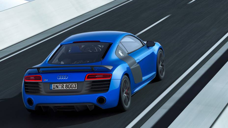 O carro acelera de 0 a 100 km/h em 3,4 segundos e alcança a velocidade máxima de 320 km/h | <a href="https://gutenberg.quatrorodas.abril.com.br/noticias/fabricantes/audi-apresenta-r8-lmx-782203.shtml" rel="migration">Leia mais</a>