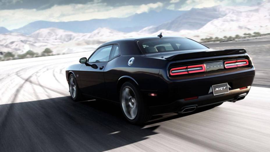 Quando o assunto &eacute; a motoriza&ccedil;&atilde;o, as vers&otilde;es apresentam sens&iacute;veis diferen&ccedil;as. 485 cv para a SRT, 600 cv para a Hellcat | <a href="https://gutenberg.quatrorodas.abril.com.br/noticias/fabricantes/dodge-revela-challenger-srt-srt-hellcat-783358.shtml" rel="migration">Leia mais</a>