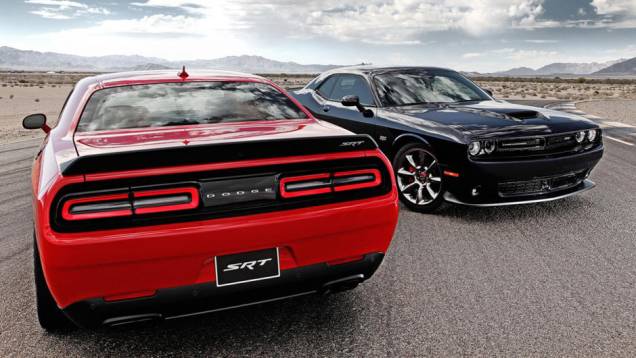 A Dodge apresentou nesta terça-feira (20) as versões de performance SRT e SRT Hellcat para o muscle car Challenger | <a href="https://gutenberg.quatrorodas.abril.com.br/noticias/fabricantes/dodge-revela-challenger-srt-srt-hellcat-783358.shtml" rel="migration">Leia mais</a> A Dodge apresentou nesta terça-feira (20) as versões de performance SRT e SRT Hellcat para o muscle car Challenger | <a href="https://gutenberg.quatrorodas.abril.com.br/noticias/fabricantes/dodge-revela-challenger-srt-srt-hellcat-783358.shtml" rel="migration">Leia mais</a>