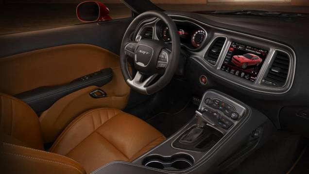 Por dentro, o volante esportivo tem base achatada, há display de informações de sete polegadas e sistema multimídia Uconnect com tela de 8,4 polegadas... | <a href="https://gutenberg.quatrorodas.abril.com.br/noticias/fabricantes/dodge-revela-challenger-srt-srt-hellc" rel="migration"></a> Por dentro, o volante esportivo tem base achatada, há display de informações de sete polegadas e sistema multimídia Uconnect com tela de 8,4 polegadas... | <a href="https://gutenberg.quatrorodas.abril.com.br/noticias/fabricantes/dodge-revela-challenger-srt-srt-hellc" rel="migration"></a>