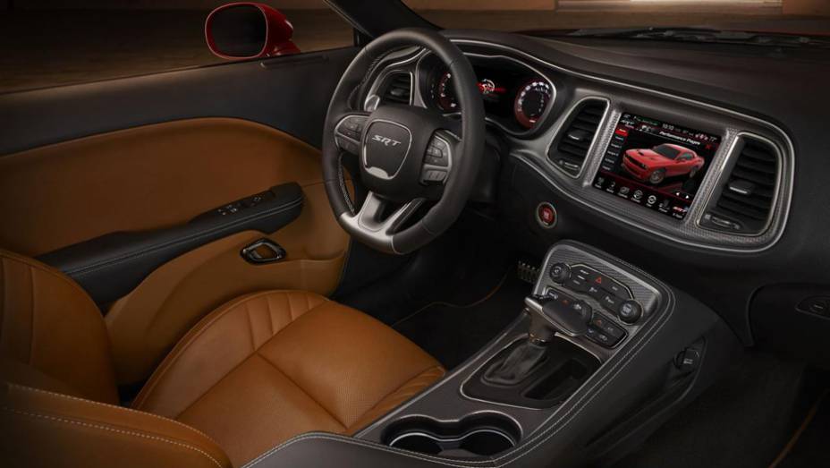 Por dentro, o volante esportivo tem base achatada, h&aacute; display de informa&ccedil;&otilde;es de sete polegadas e sistema multim&iacute;dia Uconnect com tela de 8,4 polegadas... | <a href="https://gutenberg.quatrorodas.abril.com.br/noticias/fabricantes/dodge-revela-challenger-srt-srt-hellc" rel="migration"></a>