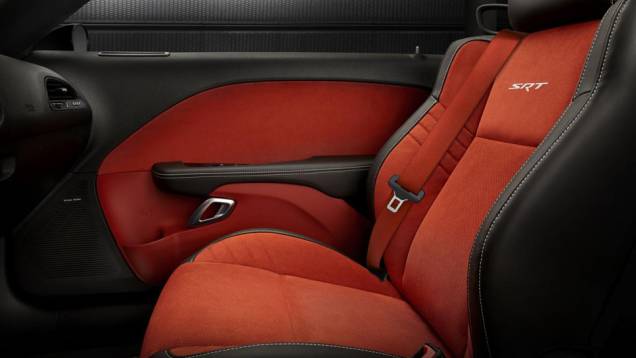 ... e os bancos são térmicos | <a href="https://gutenberg.quatrorodas.abril.com.br/noticias/fabricantes/dodge-revela-challenger-srt-srt-hellcat-783358.shtml" rel="migration">Leia mais</a> ... e os bancos são térmicos | <a href="https://gutenberg.quatrorodas.abril.com.br/noticias/fabricantes/dodge-revela-challenger-srt-srt-hellcat-783358.shtml" rel="migration">Leia mais</a>