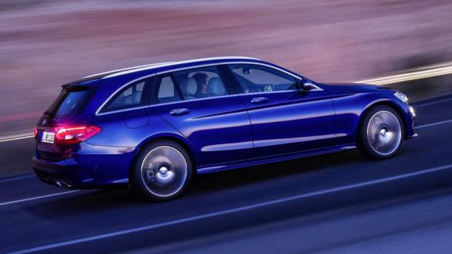 O comprimento total do novo modelo é de 4,70 metros, quase 10 centímetros a mais do que o antecessor | <a href="https://gutenberg.quatrorodas.abril.com.br/noticias/fabricantes/mercedes-benz-classe-c-estate-revelado-783460.shtml" rel="migration">Leia mais</a> O comprimento total do novo modelo é de 4,70 metros, quase 10 centímetros a mais do que o antecessor | <a href="https://gutenberg.quatrorodas.abril.com.br/noticias/fabricantes/mercedes-benz-classe-c-estate-revelado-783460.shtml" rel="migration">Leia mais</a>