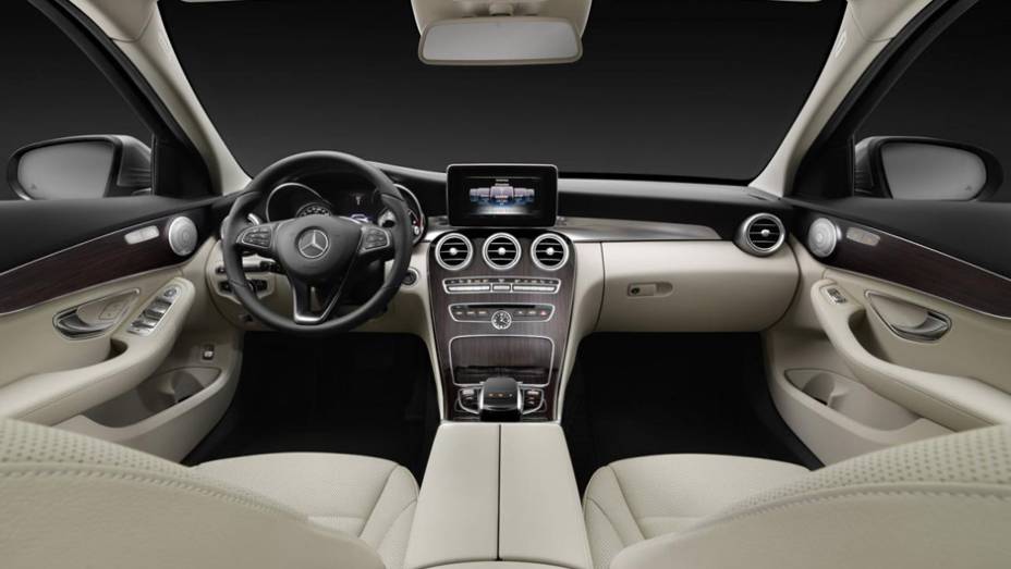 Em termos de motorização, há diversas possibilidades de arranjo, levando em conta os blocos a diesel BlueTEC e a gasolina BlueDIRECT | <a href="https://gutenberg.quatrorodas.abril.com.br/noticias/fabricantes/mercedes-benz-classe-c-estate-revelado-783460.shtml" rel="migration">Leia</a>