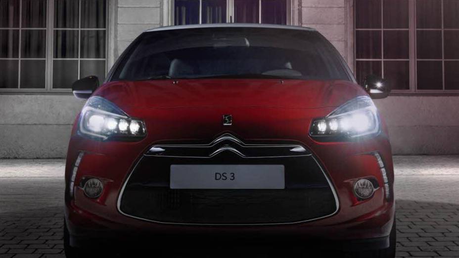 Quanto ao design, os modelos DS3 receberam novos faróis, mesclando LED e xenônio | <a href="https://gutenberg.quatrorodas.abril.com.br/noticias/fabricantes/citroen-revela-facelift-ds3-ds3-cabrio-783578.shtml" rel="migration">Leia mais</a>