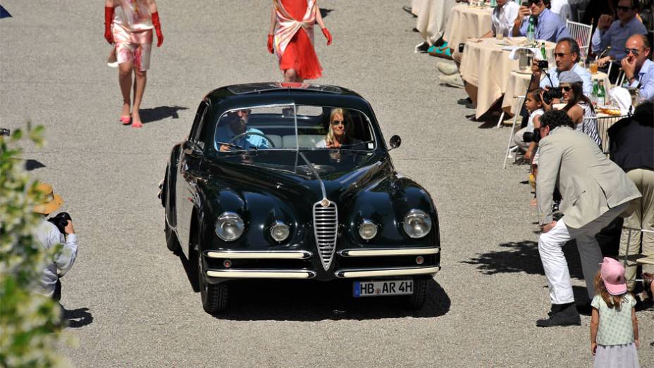 Alfa Romeo 6C 2500 SS - Concorso dEleganza Villa dEste 2014 | <a href="https://gutenberg.quatrorodas.abril.com.br/noticias/classicos//concorso-d-eleganza-villa-d-este-2014-premia-maserati-450-s-1956-como-best-of-show-784018.shtml" rel="migration">Leia mais</a>