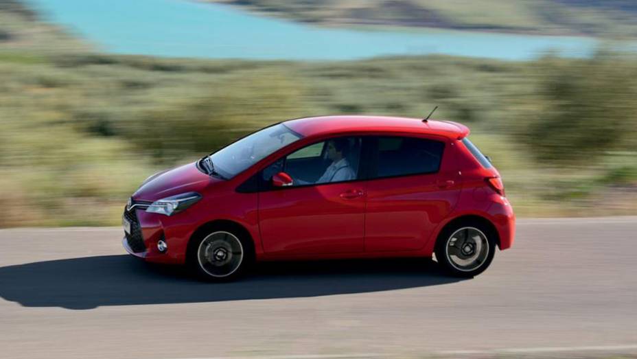 Sob o capô, haverá quatro opções de motorização para o compacto | <a href="https://gutenberg.quatrorodas.abril.com.br/noticias/fabricantes/toyota-revela-yaris-2014-784205.shtml" rel="migration">Leia mais</a> Sob o capô, haverá quatro opções de motorização para o compacto | <a href="https://gutenberg.quatrorodas.abril.com.br/noticias/fabricantes/toyota-revela-yaris-2014-784205.shtml" rel="migration">Leia mais</a>