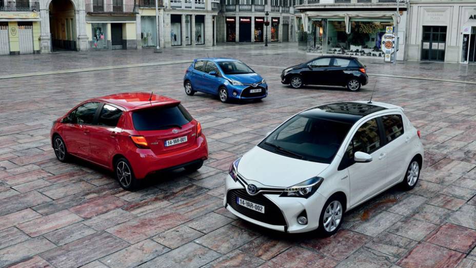 Em termos visuais, o Yaris ganhou nova (e menor) grade frontal, com entrada de ar em formato de trapézio que toma boa parte do para-choque dianteiro | <a href="https://gutenberg.quatrorodas.abril.com.br/noticias/fabricantes/toyota-revela-yaris-2014-784205.shtml" rel="migration">Lei</a> Em termos visuais, o Yaris ganhou nova (e menor) grade frontal, com entrada de ar em formato de trapézio que toma boa parte do para-choque dianteiro | <a href="https://gutenberg.quatrorodas.abril.com.br/noticias/fabricantes/toyota-revela-yaris-2014-784205.shtml" rel="migration">Lei</a>