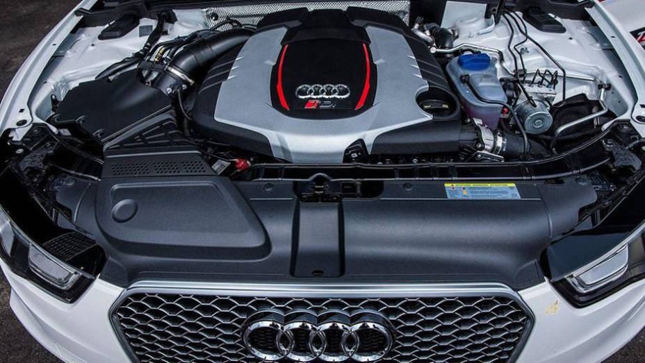 Trata-se de uma versão conceitual do RS5 Coupe que celebra os 25 anos do bloco turbodiesel da marca alemã | <a href="https://gutenberg.quatrorodas.abril.com.br/noticias/fabricantes/audi-revela-rs5-tdi-concept-784351.shtml" rel="migration">Leia mais</a>