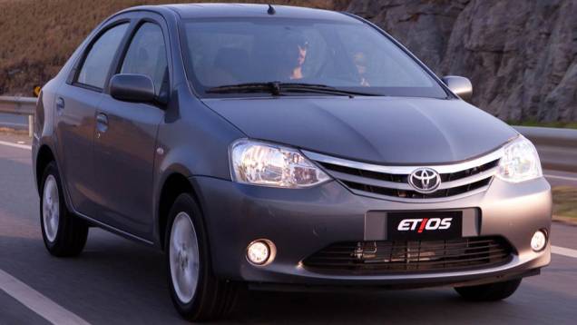 FLEX: 3) Toyota Etios Sedan 1.5 - 8,4/11,9 (E/G) km/l na cidade e 9,3/14,0 (E/G) km/l na estrada | <a href="https://gutenberg.quatrorodas.abril.com.br/noticias/mercado/inmetro-atualiza-lista-carros-mais-economicos-pais-784794.shtml" rel="migration">Leia mais</a> FLEX: 3) Toyota Etios Sedan 1.5 - 8,4/11,9 (E/G) km/l na cidade e 9,3/14,0 (E/G) km/l na estrada | <a href="https://gutenberg.quatrorodas.abril.com.br/noticias/mercado/inmetro-atualiza-lista-carros-mais-economicos-pais-784794.shtml" rel="migration">Leia mais</a>