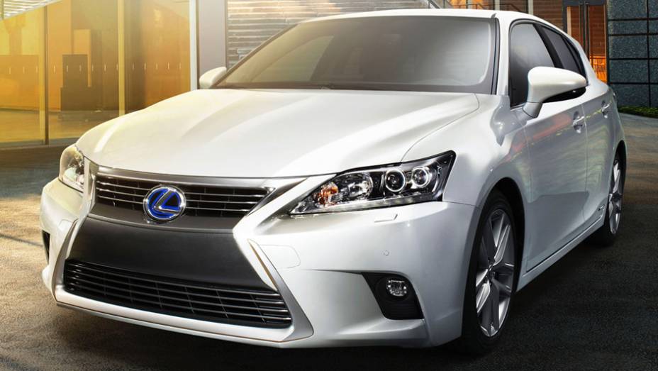 GASOLINA: 2) Lexus CT200h - 15,7 km/l na cidade e 14,3 km/l na estrada | <a href="https://gutenberg.quatrorodas.abril.com.br/noticias/mercado/inmetro-atualiza-lista-carros-mais-economicos-pais-784794.shtml" rel="migration">Leia mais</a>