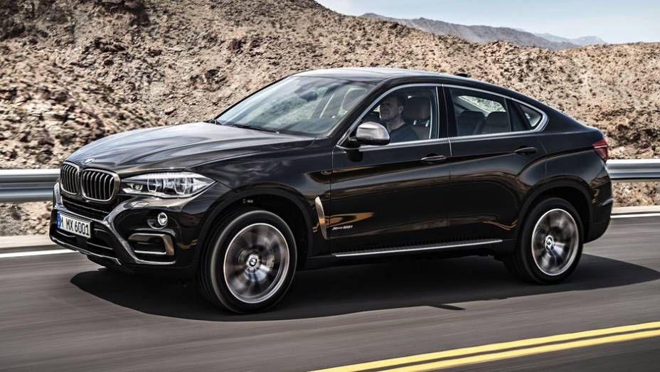 O crossover passou por uma leve reestilização, mantendo um perfil esportivo | <a href="https://gutenberg.quatrorodas.abril.com.br/noticias/fabricantes/bmw-oficializa-x6-2015-785241.shtml" rel="migration">Leia mais</a>