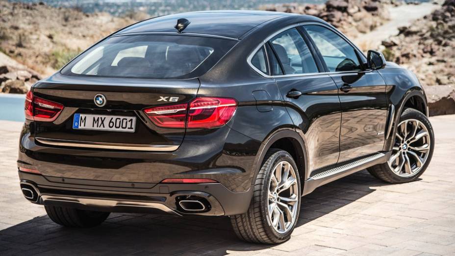 Há, no momento, três versões de motorização: xdrive 50i, xDrive 30d e M50d | <a href="https://gutenberg.quatrorodas.abril.com.br/noticias/fabricantes/bmw-oficializa-x6-2015-785241.shtml" rel="migration">Leia mais</a>