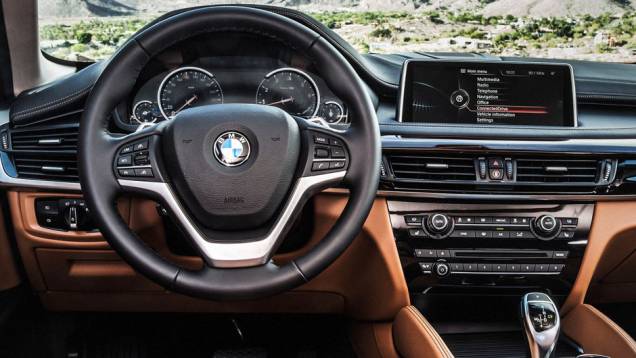 Internamente, o X6 mantém o alto padrão estabelecido pelo X5, com direito a sistema multimídia iDrive com tela de 10,2 polegadas, volante esportivo... | <a href="https://gutenberg.quatrorodas.abril.com.br/noticias/fabricantes/bmw-oficializa-x6-2015-785241.shtml" rel="migration">Lei</a> Internamente, o X6 mantém o alto padrão estabelecido pelo X5, com direito a sistema multimídia iDrive com tela de 10,2 polegadas, volante esportivo... | <a href="https://gutenberg.quatrorodas.abril.com.br/noticias/fabricantes/bmw-oficializa-x6-2015-785241.shtml" rel="migration">Lei</a>