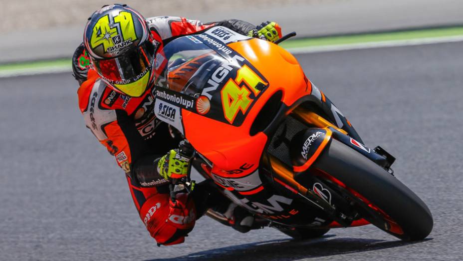 Aleix Esparagaró foi o mais rápido da sexta-feira nos treinos para o GP da Catalunha | <a href="https://gutenberg.quatrorodas.abril.com.br/moto/noticias/motogp-spargaro-surpreende-lidera-sexta-feira-786039.shtml" rel="migration">Leia mais</a>