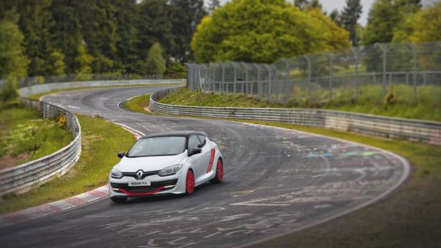 A altíssima performance do modelo pode ser explicada com a redução do peso em 100 kg na comparação com o Megane RS 275 Trophy | <a href="https://gutenberg.quatrorodas.abril.com.br/noticias/fabricantes/renault-revela-megane-rs-275-trophy-r-786089.shtml" rel="migration">Leia mais</a> A altíssima performance do modelo pode ser explicada com a redução do peso em 100 kg na comparação com o Megane RS 275 Trophy | <a href="https://gutenberg.quatrorodas.abril.com.br/noticias/fabricantes/renault-revela-megane-rs-275-trophy-r-786089.shtml" rel="migration">Leia mais</a>