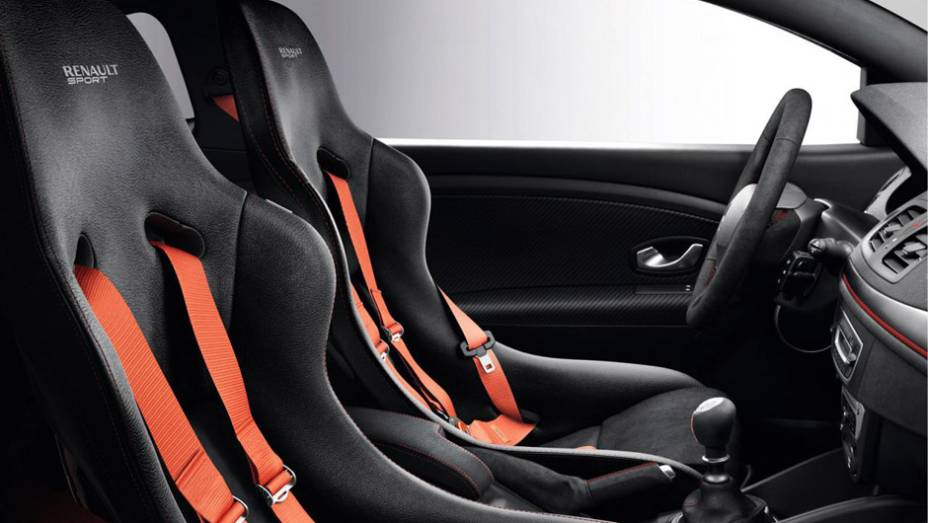 Apenas 15 mercados selecionados ao redor do mundo receberão, no fim deste ano, o Megane RS 275 Trophy-R, num total de 250 unidades produzidas | <a href="https://gutenberg.quatrorodas.abril.com.br/noticias/fabricantes/renault-revela-megane-rs-275-trophy-r-786089.shtm" rel="migration"></a>