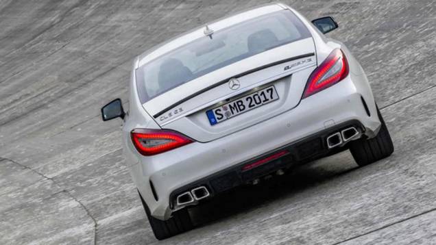 As lanternas ganharam acabamento escurecido | <a href="https://gutenberg.quatrorodas.abril.com.br/noticias/fabricantes/mercedes-benz-apresenta-novo-cls-786489.shtml" rel="migration">Leia mais</a> As lanternas ganharam acabamento escurecido | <a href="https://gutenberg.quatrorodas.abril.com.br/noticias/fabricantes/mercedes-benz-apresenta-novo-cls-786489.shtml" rel="migration">Leia mais</a>