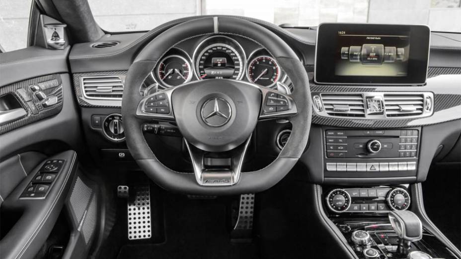 O interior ganhou novo volante e uma tela sensível ao toque de oito polegadas | <a href="https://gutenberg.quatrorodas.abril.com.br/noticias/fabricantes/mercedes-benz-apresenta-novo-cls-786489.shtml" rel="migration">Leia mais</a>