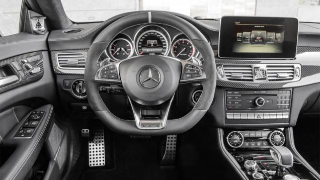 O interior ganhou novo volante e uma tela sensível ao toque de oito polegadas | <a href="https://gutenberg.quatrorodas.abril.com.br/noticias/fabricantes/mercedes-benz-apresenta-novo-cls-786489.shtml" rel="migration">Leia mais</a> O interior ganhou novo volante e uma tela sensível ao toque de oito polegadas | <a href="https://gutenberg.quatrorodas.abril.com.br/noticias/fabricantes/mercedes-benz-apresenta-novo-cls-786489.shtml" rel="migration">Leia mais</a>