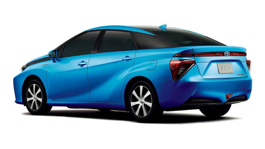 Movido a célula de combustível, carro custará 68.690 dólares no Japão | <a href="https://gutenberg.quatrorodas.abril.com.br/noticias/sustentabilidade/toyota-revela-novo-fcv-787124.shtml" rel="migration">Leia mais</a>