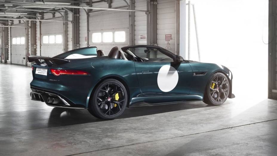 Jaguar não revelou a motorização, que deve ser um 5.0 V8 de 567 cavalos | <a href="https://gutenberg.quatrorodas.abril.com.br/noticias/fabricantes/oficial-jaguar-anuncia-f-type-project-7-787087.shtml" rel="migration">Leia mais</a>