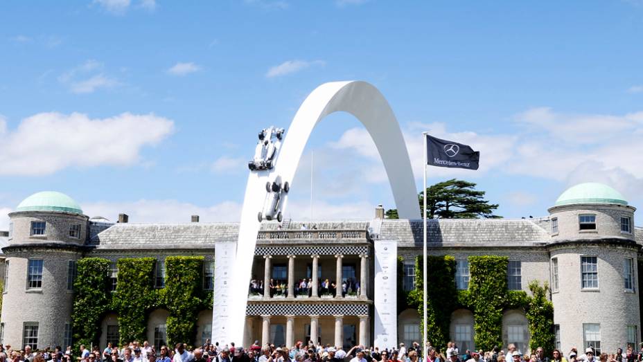 A edição de 2014 do Festival de Goodwood, tradicional evento que reúne alguns dos carros mais desejados de todos os tempos, já começou. Confira alguns dos participantes! | <a href="https://gutenberg.quatrorodas.abril.com.br/galerias/especiais/festival-goodwood-2014-" rel="migration"></a>