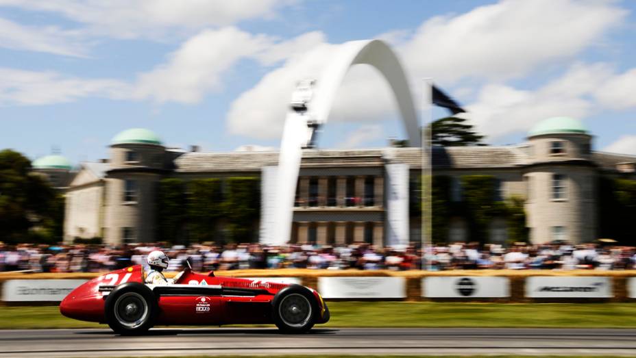 De modelos mais antigos, como este Alfa Romeo 308C... | <a href="https://gutenberg.quatrorodas.abril.com.br/galerias/especiais/festival-goodwood-2014-parte-2-787544.shtml" rel="migration">Parte 2</a>