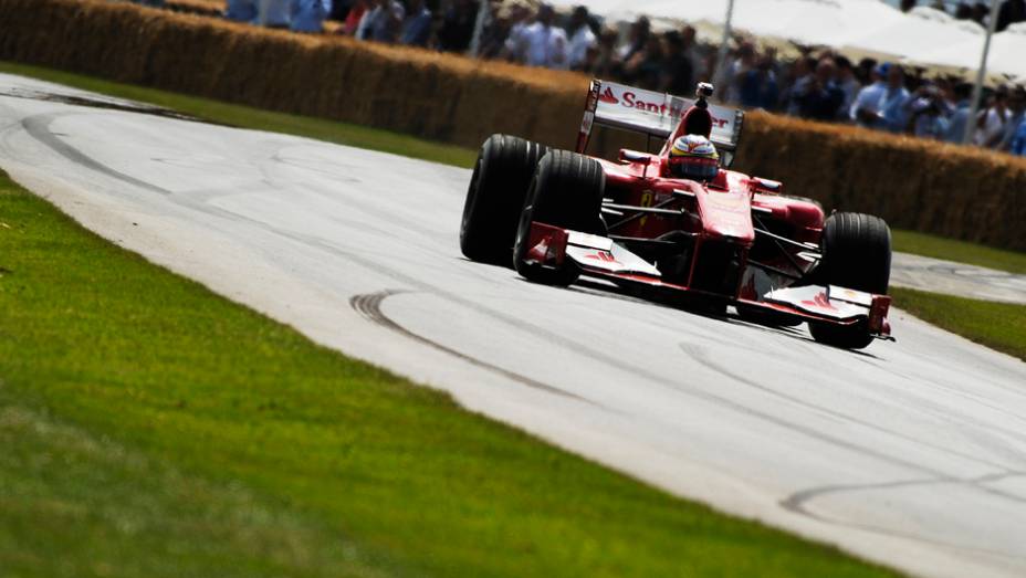 ...a carros tão contemporâneos como esta Ferrari F60, guiada por Pedro de La Rosa! | <a href="https://gutenberg.quatrorodas.abril.com.br/galerias/especiais/festival-goodwood-2014-parte-2-787544.shtml" rel="migration">Parte 2</a>