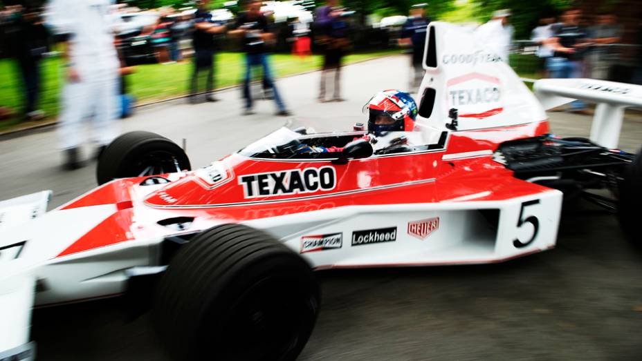 Emmo guiou a McLaren-Cosworth M23 em Goodwood | <a href="https://gutenberg.quatrorodas.abril.com.br/galerias/especiais/festival-goodwood-2014-parte-2-787544.shtml" rel="migration">Parte 2</a>