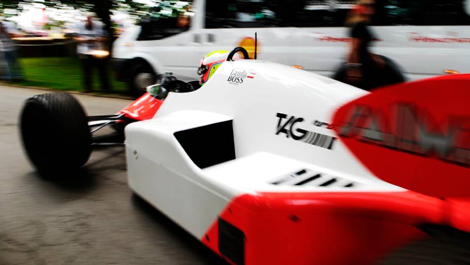 Dando sequência aos desfile, que tal Oliver Turvey ao volante do McLaren TAG-Porsche MP4/2? | <a href="https://gutenberg.quatrorodas.abril.com.br/galerias/especiais/festival-goodwood-2014-parte-2-787544.shtml" rel="migration">Parte 2</a>