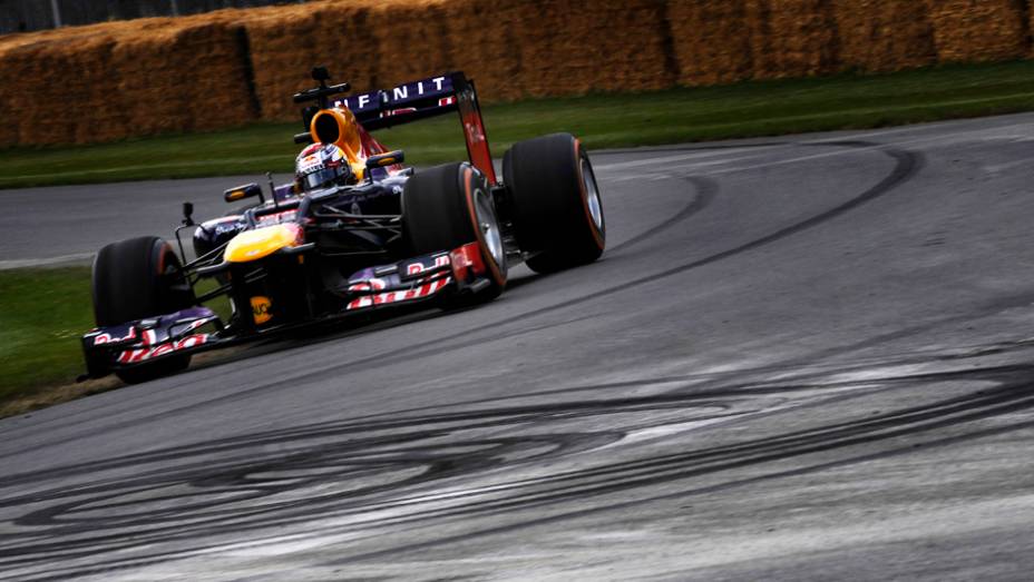 O suíço Sebastien Buemi foi outro a marcar presença, ao volante do RB7, da Red Bull | <a href="https://gutenberg.quatrorodas.abril.com.br/galerias/especiais/festival-goodwood-2014-parte-2-787544.shtml" rel="migration">Parte 2</a>