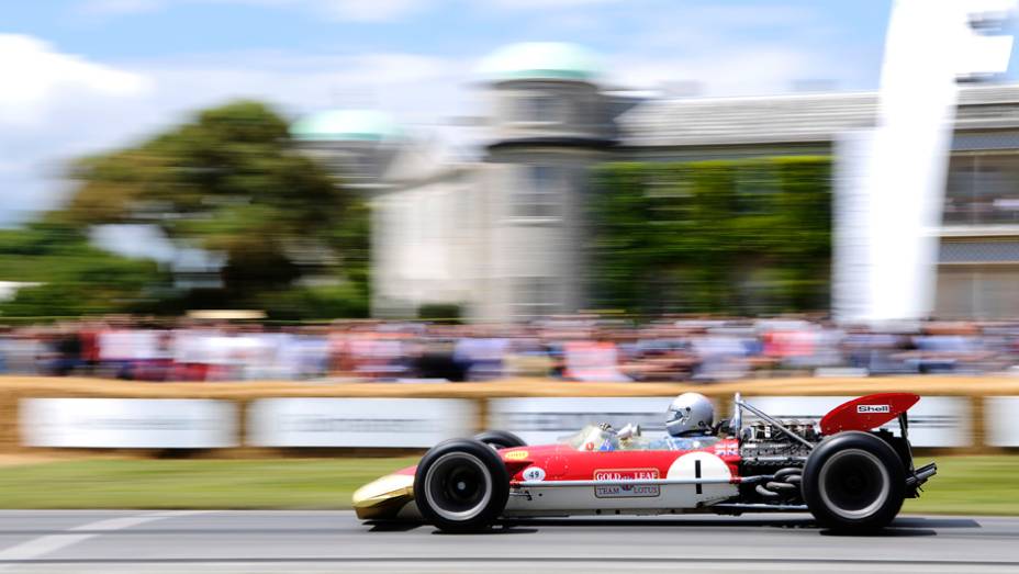 Voltando aos antigos... bem conservada, a Lotus-Cosworth 49B guiada por Greg Thornton | <a href="https://gutenberg.quatrorodas.abril.com.br/galerias/especiais/festival-goodwood-2014-parte-2-787544.shtml" rel="migration">Parte 2</a>