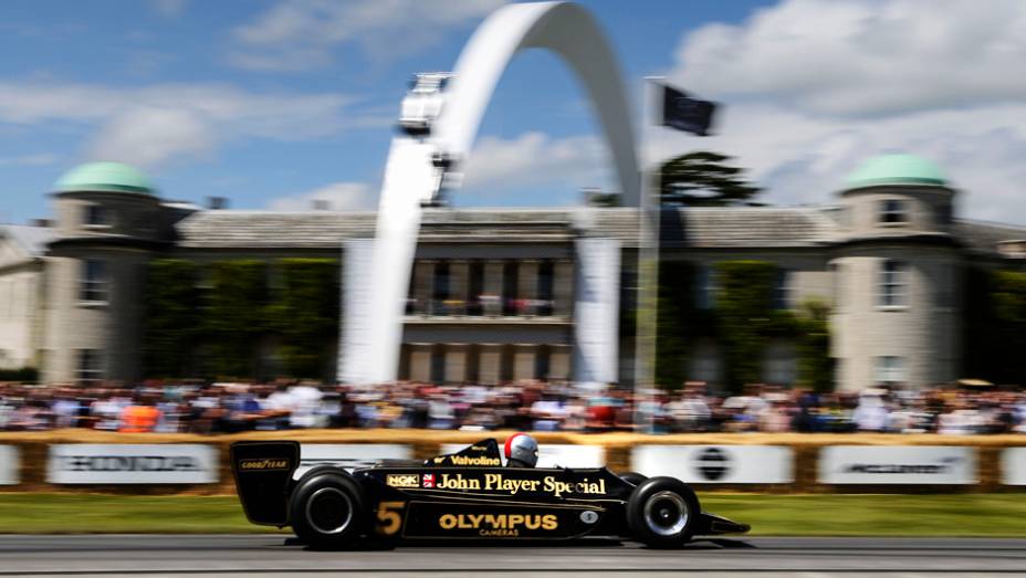 Utilizado em 1978 na F-1, o Lotus-Cosworth 79 participou do desfile | <a href="https://gutenberg.quatrorodas.abril.com.br/galerias/especiais/festival-goodwood-2014-parte-2-787544.shtml" rel="migration">Parte 2</a>