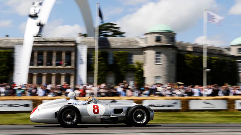 Outra lenda do automobilismo, Sir Stirling Moss passeou com seu Mercedes W196 | <a href="https://gutenberg.quatrorodas.abril.com.br/galerias/especiais/festival-goodwood-2014-parte-2-787544.shtml" rel="migration">Parte 2</a>