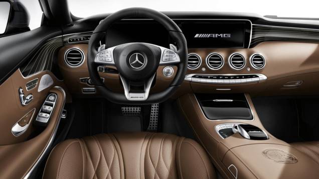 Sob o capô, o coupé é equipado com o bloco 6.0 V12 biturbo que oferece 621 cavalos de potência e 102 kgfm de torque | <a href="https://gutenberg.quatrorodas.abril.com.br/noticias/fabricantes/mercedes-benz-s65-amg-coupe-apresentado-790822.shtml" rel="migration">Leia mais</a> Sob o capô, o coupé é equipado com o bloco 6.0 V12 biturbo que oferece 621 cavalos de potência e 102 kgfm de torque | <a href="https://gutenberg.quatrorodas.abril.com.br/noticias/fabricantes/mercedes-benz-s65-amg-coupe-apresentado-790822.shtml" rel="migration">Leia mais</a>