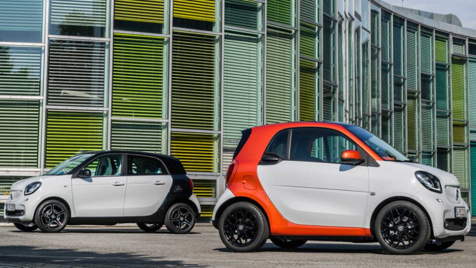 A Smart finalmente divulgou fotos e informações oficiais sobre os novos ForTwo e ForFour | <a href="https://gutenberg.quatrorodas.abril.com.br/noticias/fabricantes/smart-oficializa-fortwo-forfour-791257.shtml" rel="migration">Leia mais</a>