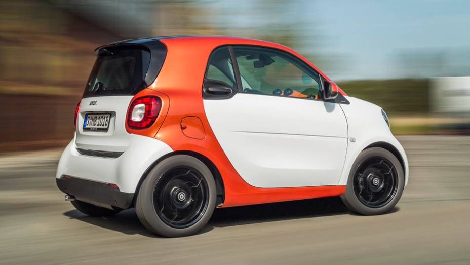 O ForTwo tem 2,69 metros de comprimento, com 1,87m de espa&ccedil;o entre-eixos, 1,55m de altura e 1,65m de largura | <a href="https://gutenberg.quatrorodas.abril.com.br/noticias/fabricantes/smart-oficializa-fortwo-forfour-791257.shtml" rel="migration">Leia mais</a>
